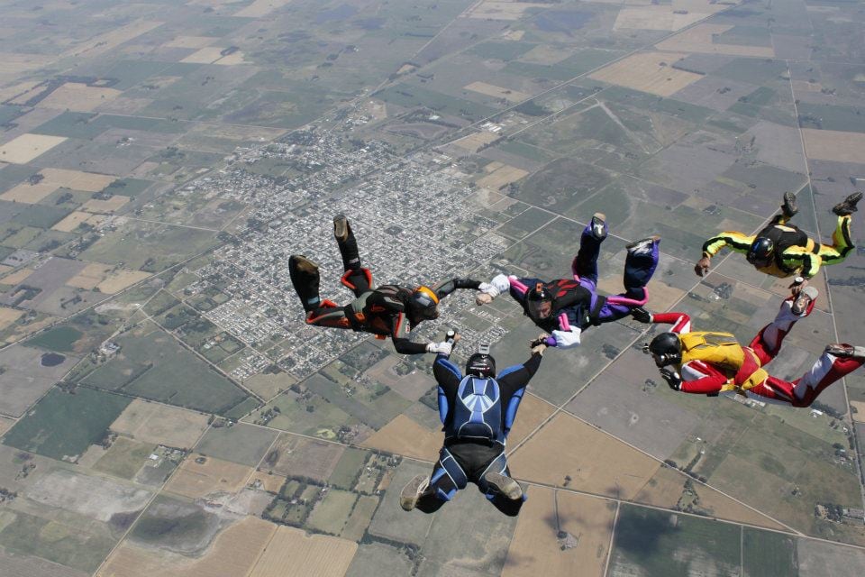 El récord que apunta batir el cordobés es un salto con 60 personas en caída libre y de la mano.