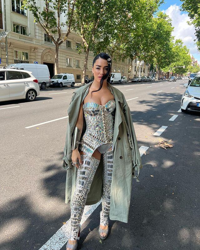 Lali Espósito posó con un look extravagante repleto de brillos y piedras en las calles de Madrid