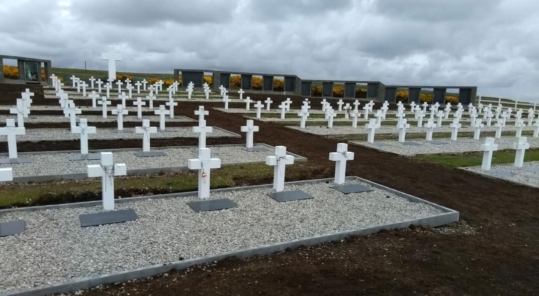 "O juremos con gloria morir". Así lo hicieron cada uno de los que descansan en el Cementerio de Darwin, los del Crucero A.R.A "General Belgrano", los del Submarino A.R.A "San Juan" y los miles que murieron en pos de nuestra Patria con San Martín, Brown, Belgrano y tantos otros más, que aún sin estar físicamente viven "coronados de gloria"