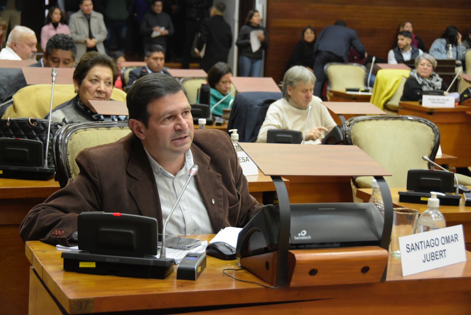 "No limitamos el acceso a la salud a nadie, sólo ponemos reglas claras", dijo el diputado Santiago Jubert acerca de la aprobación de la ley 6.415 referida al "Sistema Provincial de Seguros de Salud para Extranjeros".