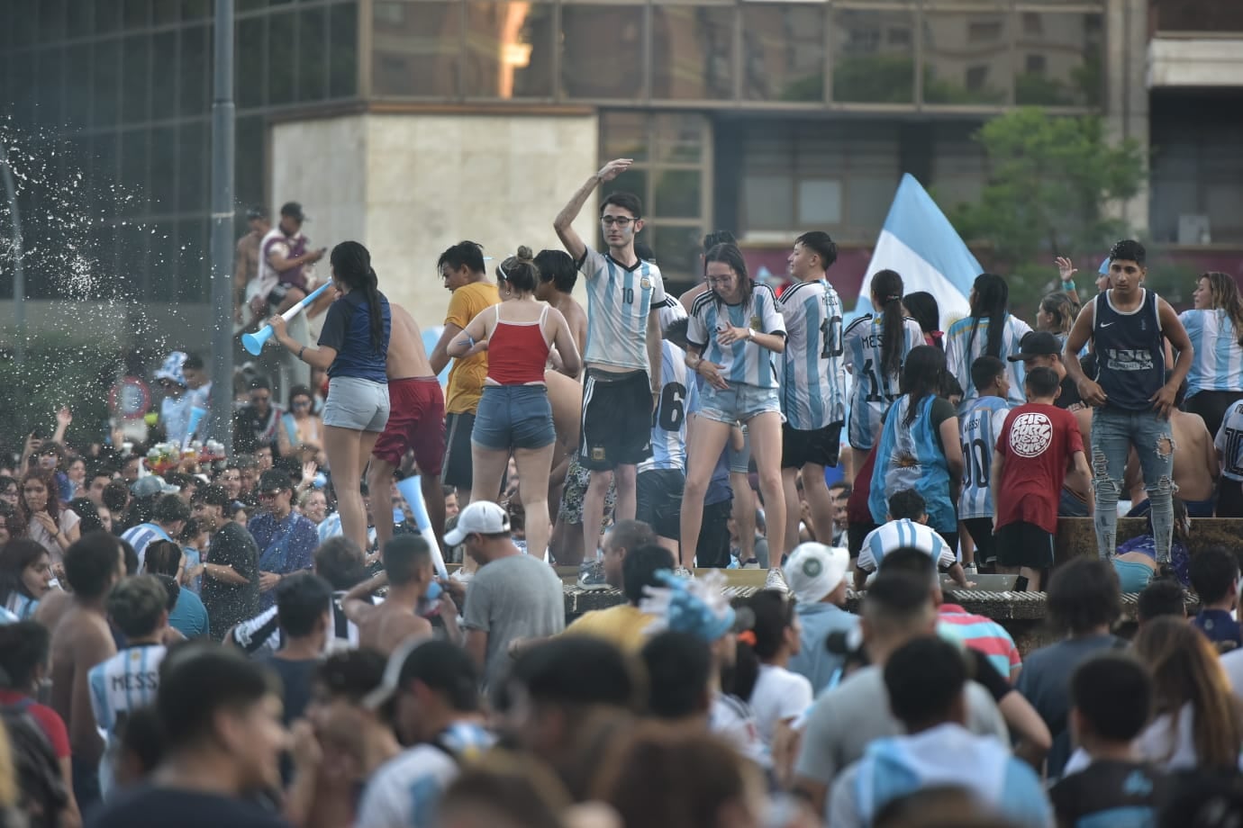 Una multitud se congregó en el Patio Olmos después del partido entre Argentina y Australia. (Facundo Luque / La Voz)