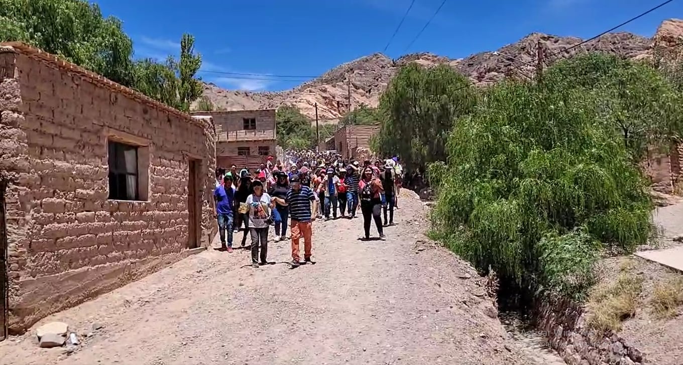 Después de asistir a la ceremonia de chaya del mojón, los comparseros bajan de los cerros hacia el pueblo para animar el festejo del primer día del año.