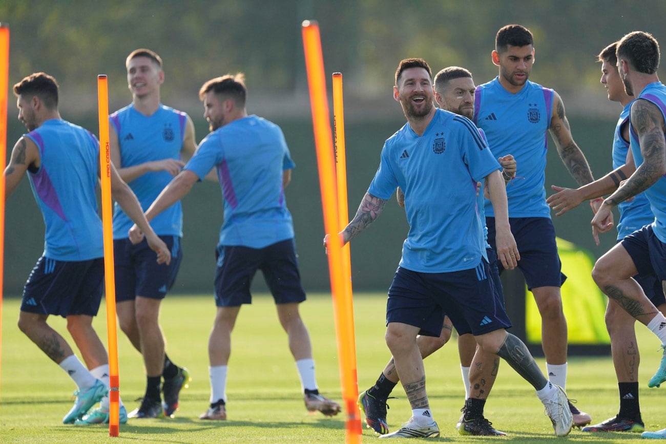 La sonrisa de Messi se destacó este lunes en el entrenamiento de Argentina. (AP)