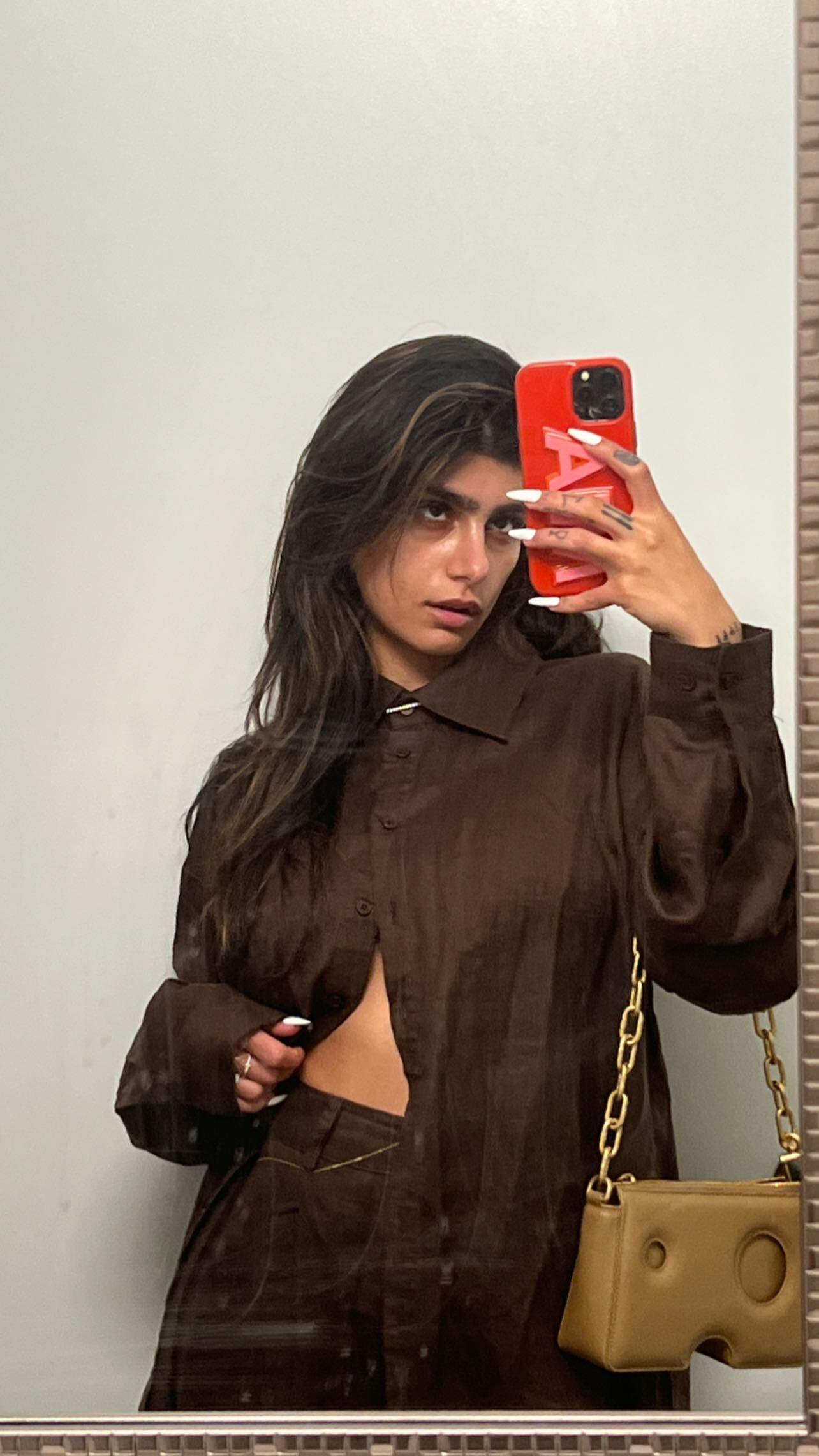 Mia Khalifa enamoró con su conjunto marrón.