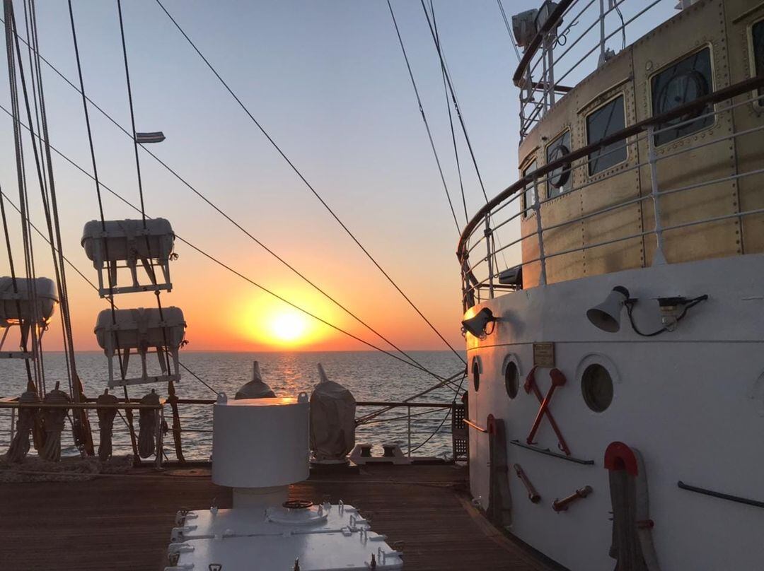 Fragata Libertad en Claromecó (fotos: Armada Argentina- Gaceta Marinera)