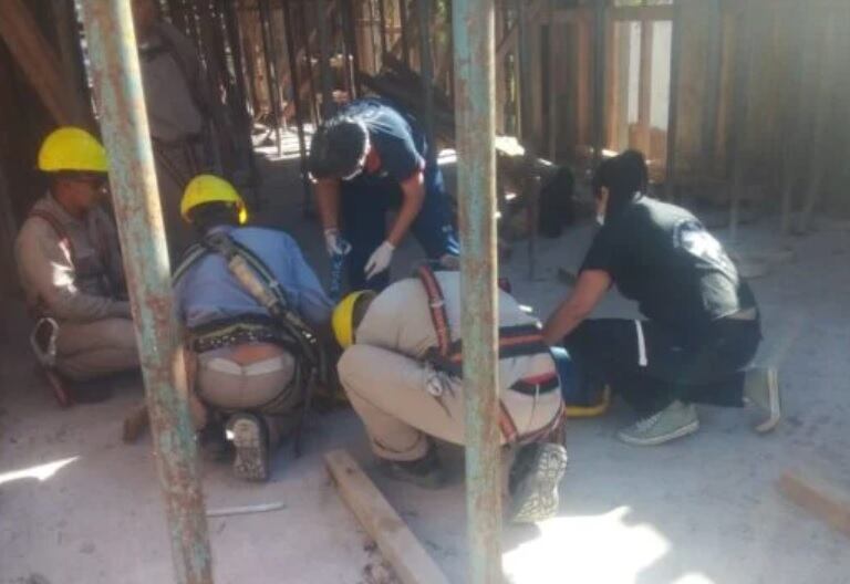 Posadas: salvó su vida de milagro tras caer de una obra en construcción.