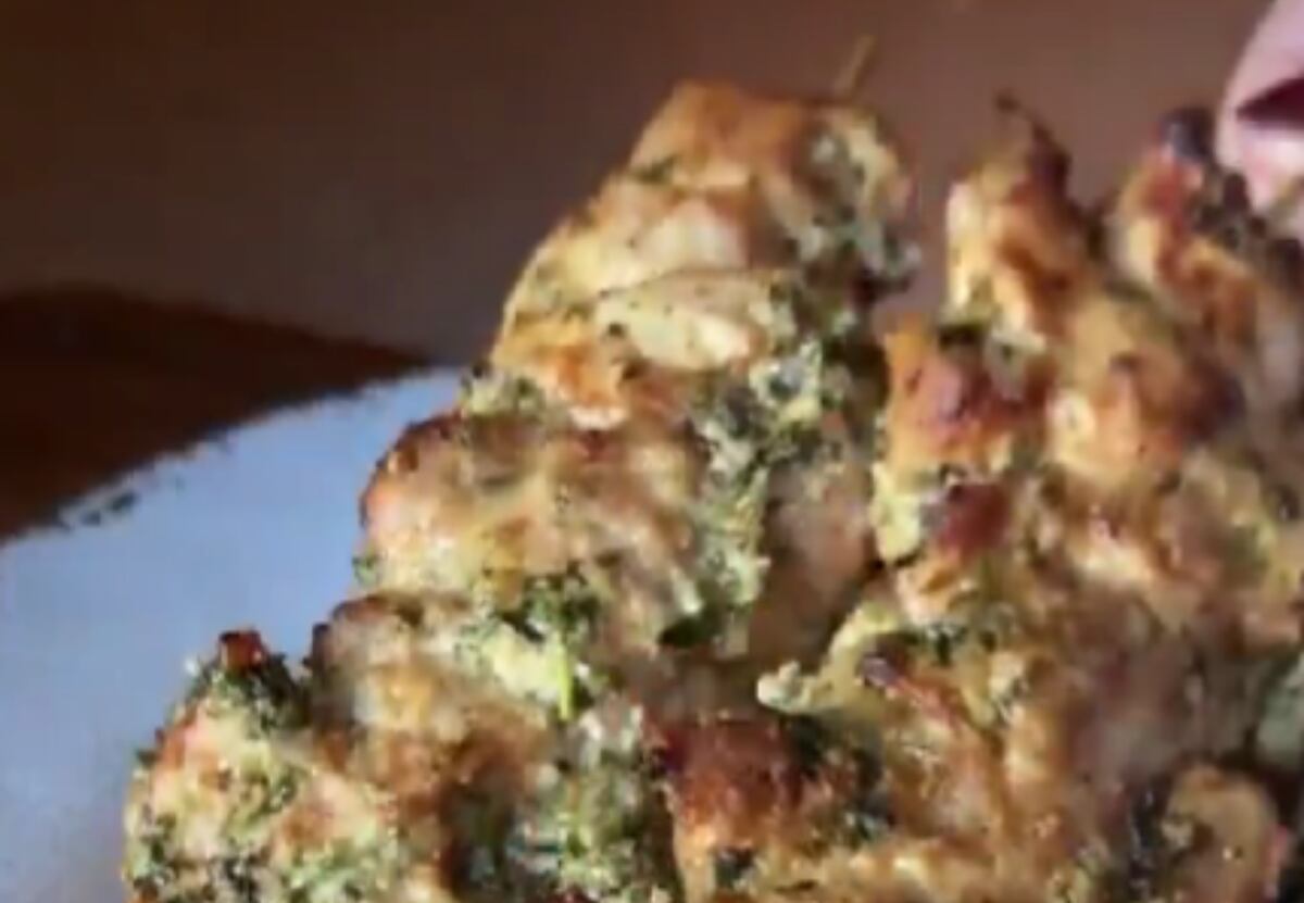 Cómo hacer pinchos de pollo con salsa de ajo y queso: la receta práctica para el almuerzo