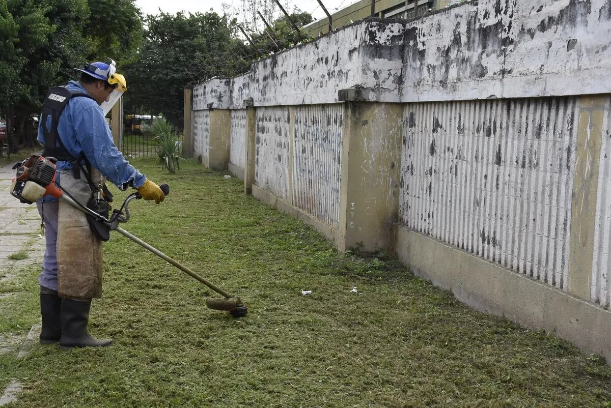 El operativo de desmalezamiento avanza en los barrios de la capital provincial, que es el área que más casos concentra en Jujuy.