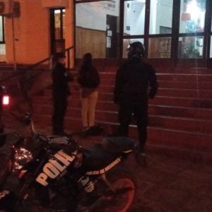 Intentó sustraerle la mochila a una joven y terminó detenida.