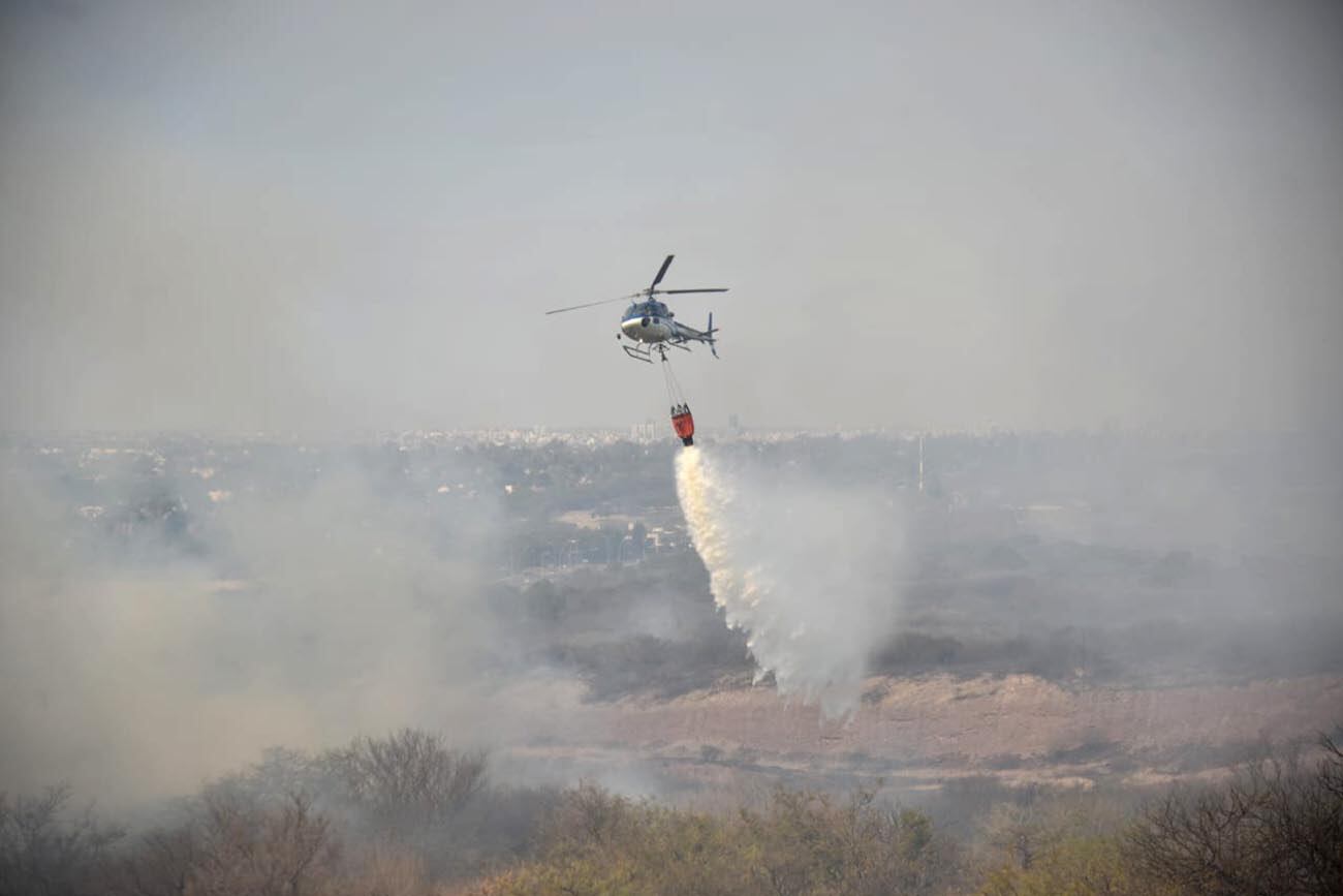 Fuego en Córdoba. Intenso trabajo de los bomberos para contener el incendio en el country La Cuesta, de La Calera. (Facundo Luque / La Voz)