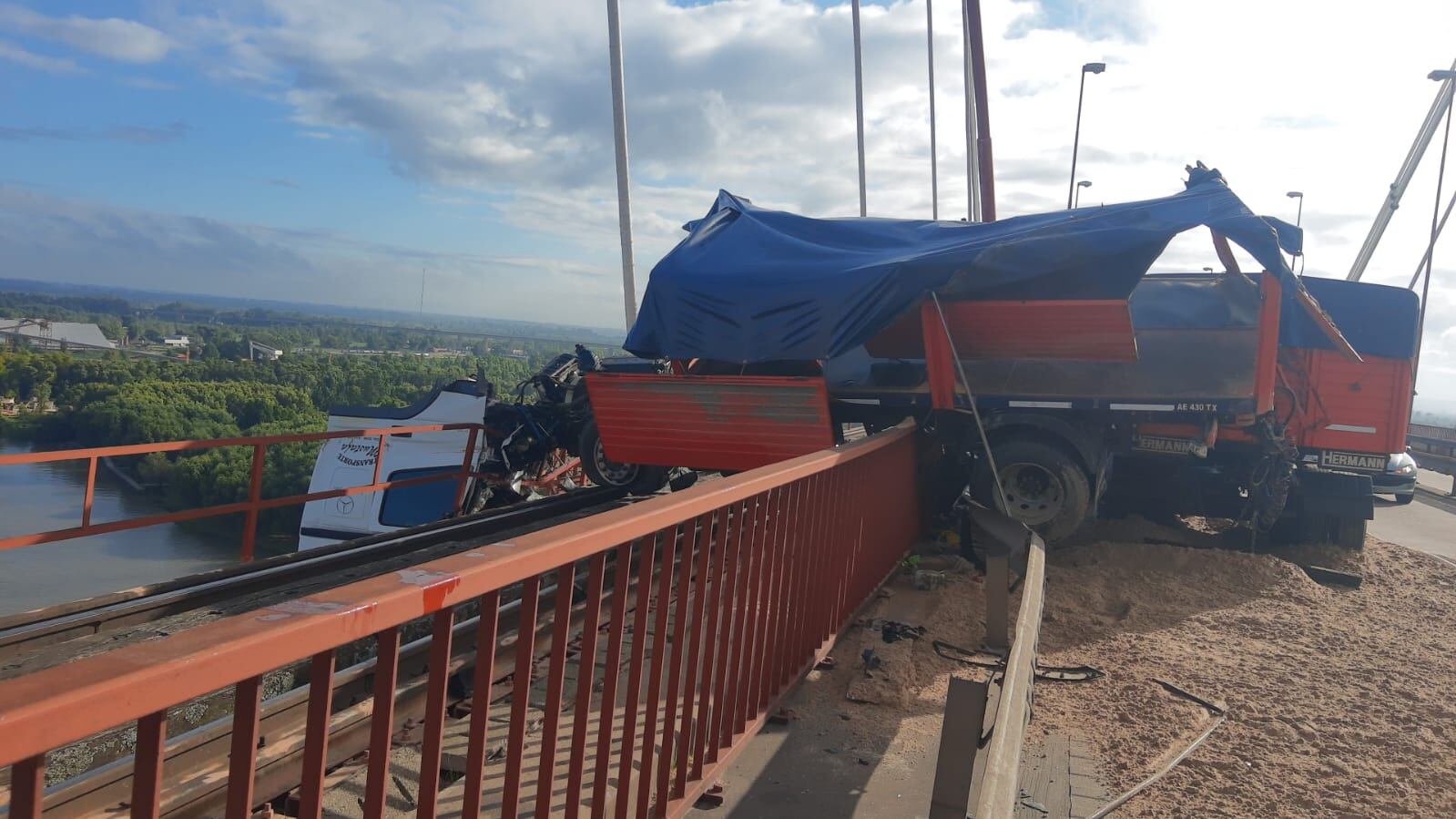 Choque de camión en puente Zárate BL