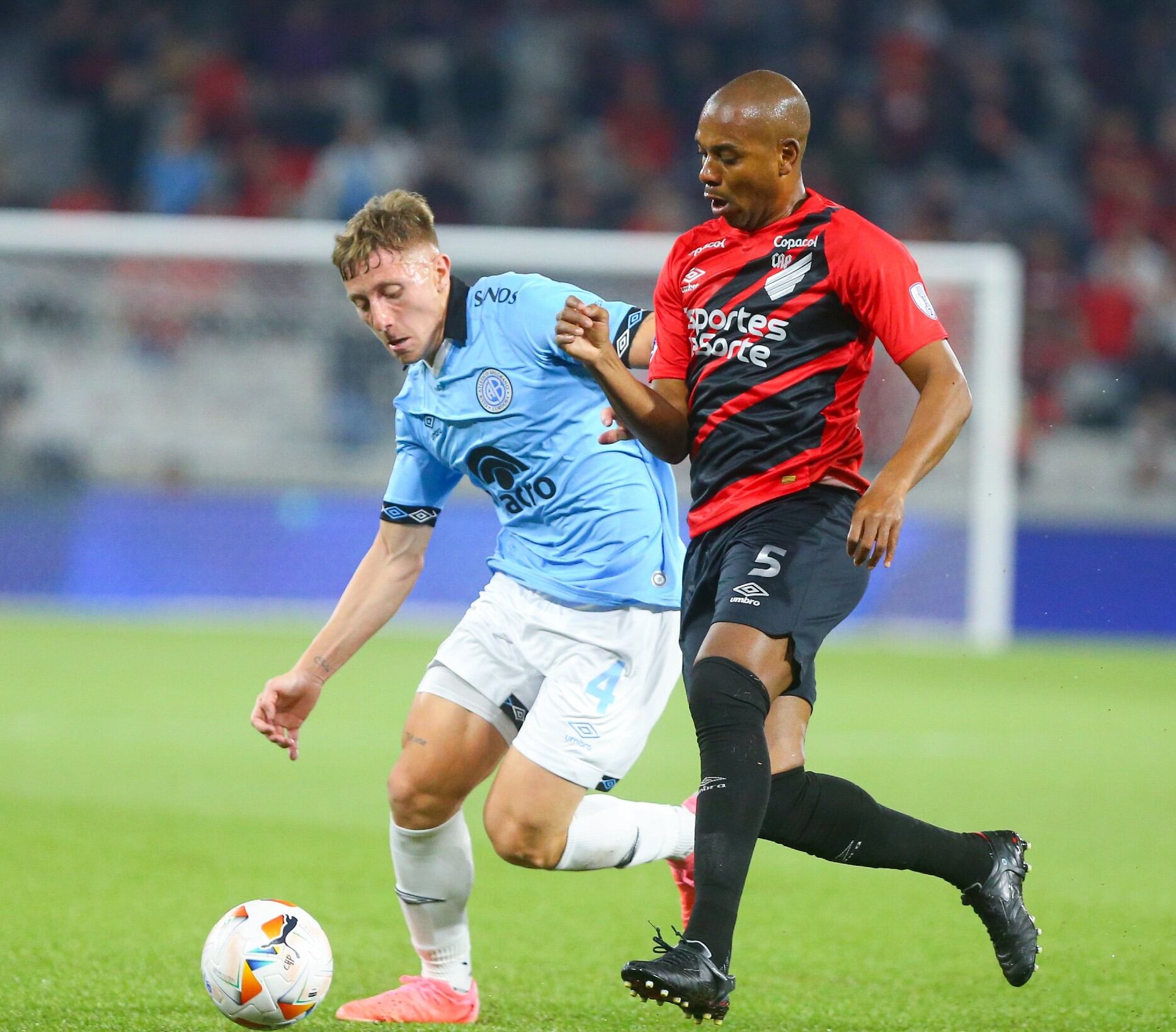 Fernandinho, en la foto marcando a Juan Barinaga, fue el centro de las críticas de Belgrano, además del árbitro. (Prensa Belgrano)