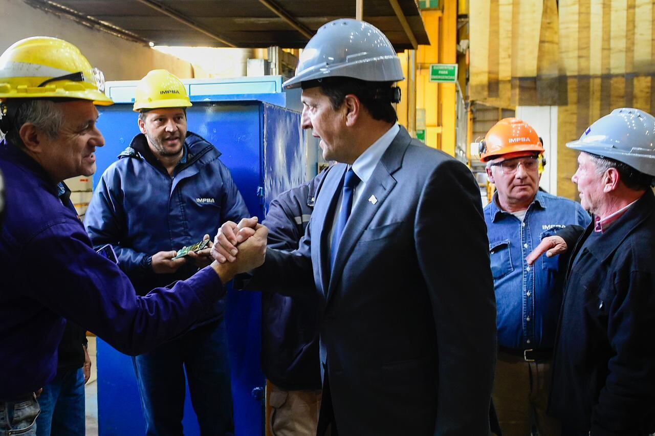 Sergio Massa de recorrida en IMPSA, en la provincia de Mendoza. Buscará encontrar adeptos a su mensaje "antiprivatizador".