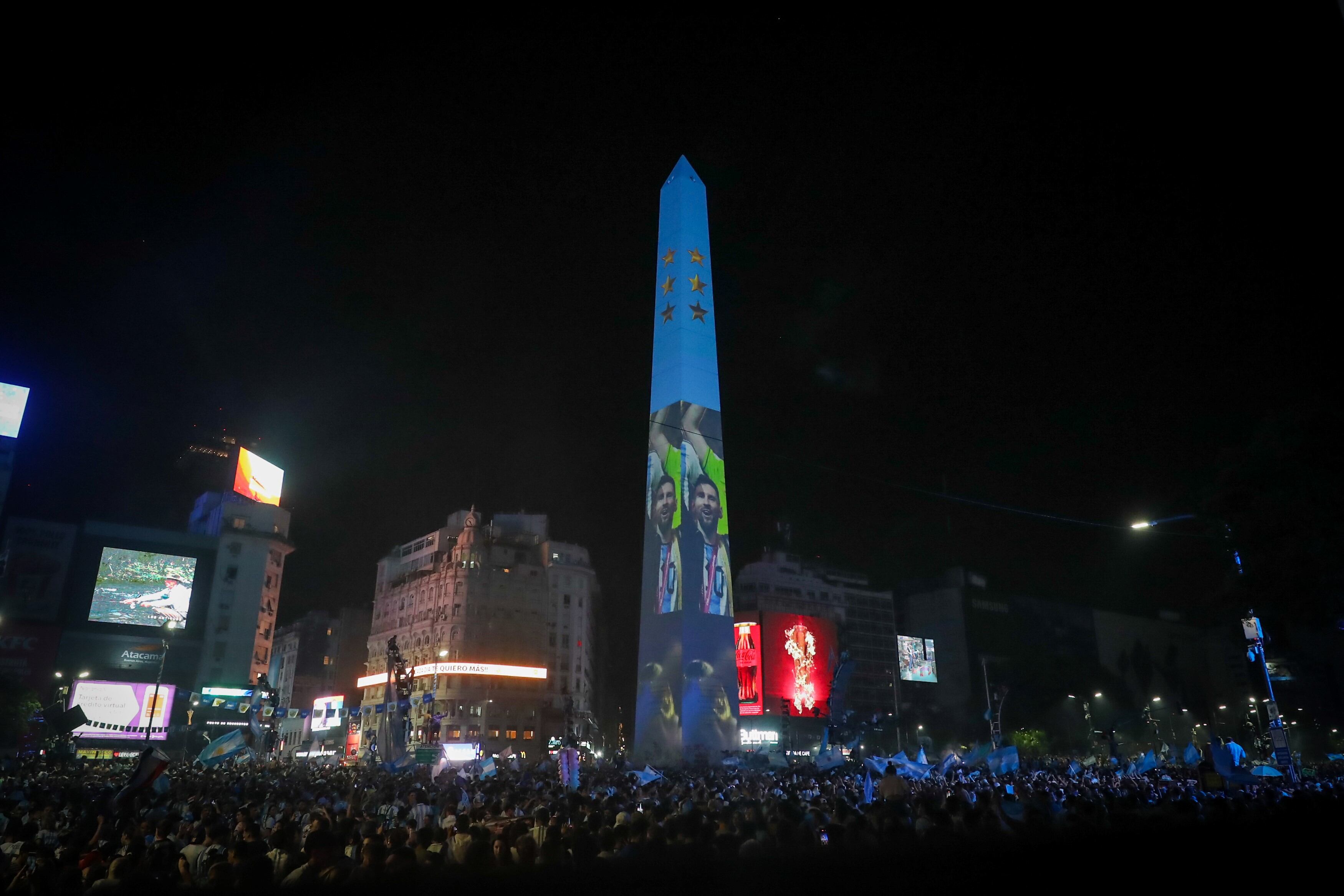 El Obelisco también se vistió de celeste y blanco con un mapping diseñado especialmente por el artista Nicolas Bernaudo.