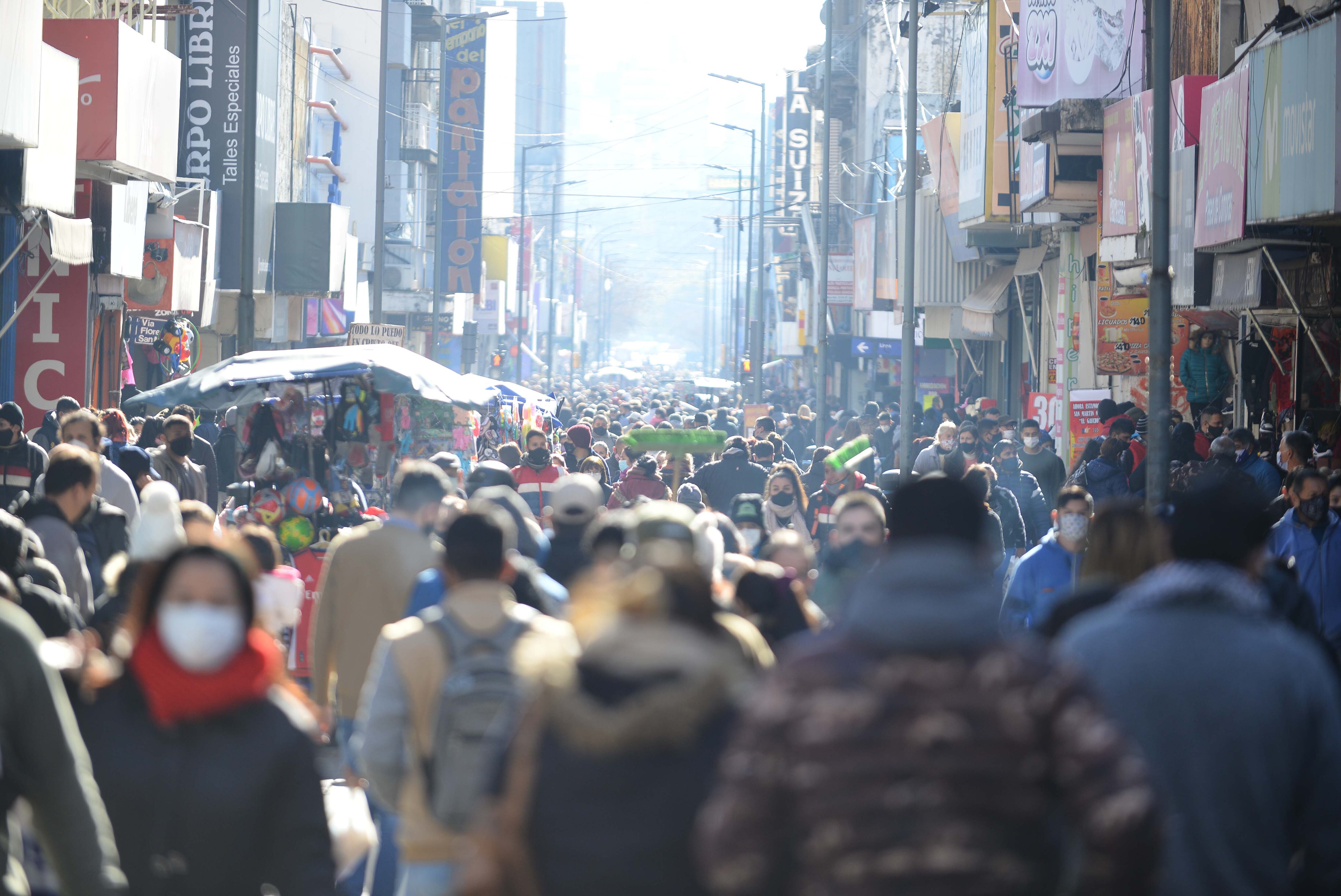 Según las nuevas disposiciones, los comercios podrán atender hasta las 19. (José Hernández).