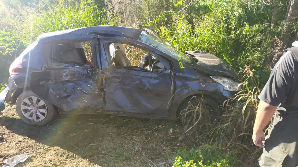 Un auto despistó y chocó contra un árbol a la altura de El Esquinazo.