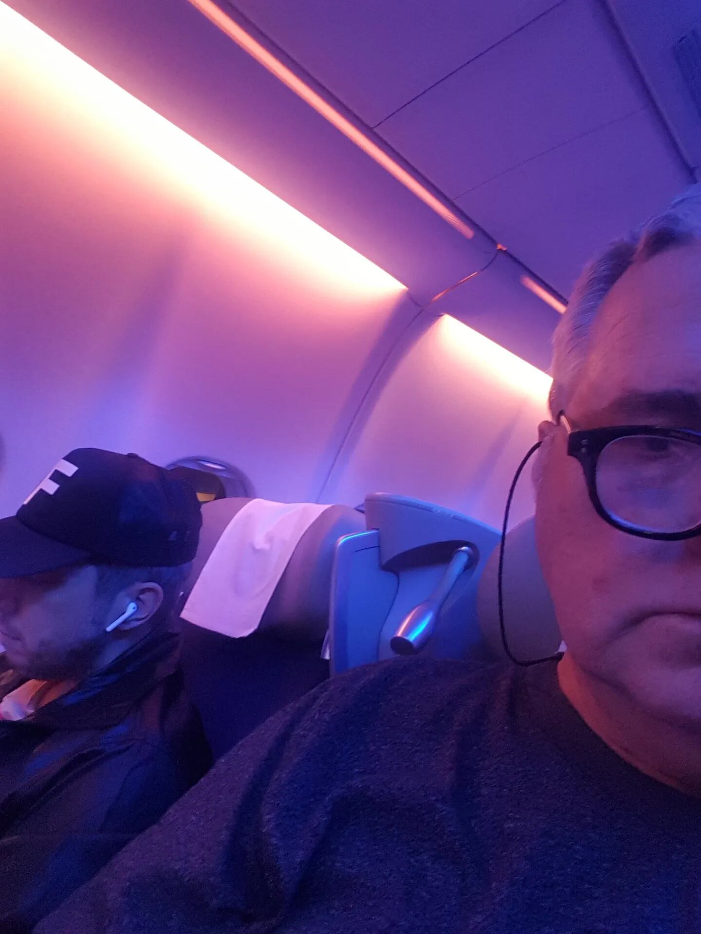 Así iba Jey en el avión a Madrid