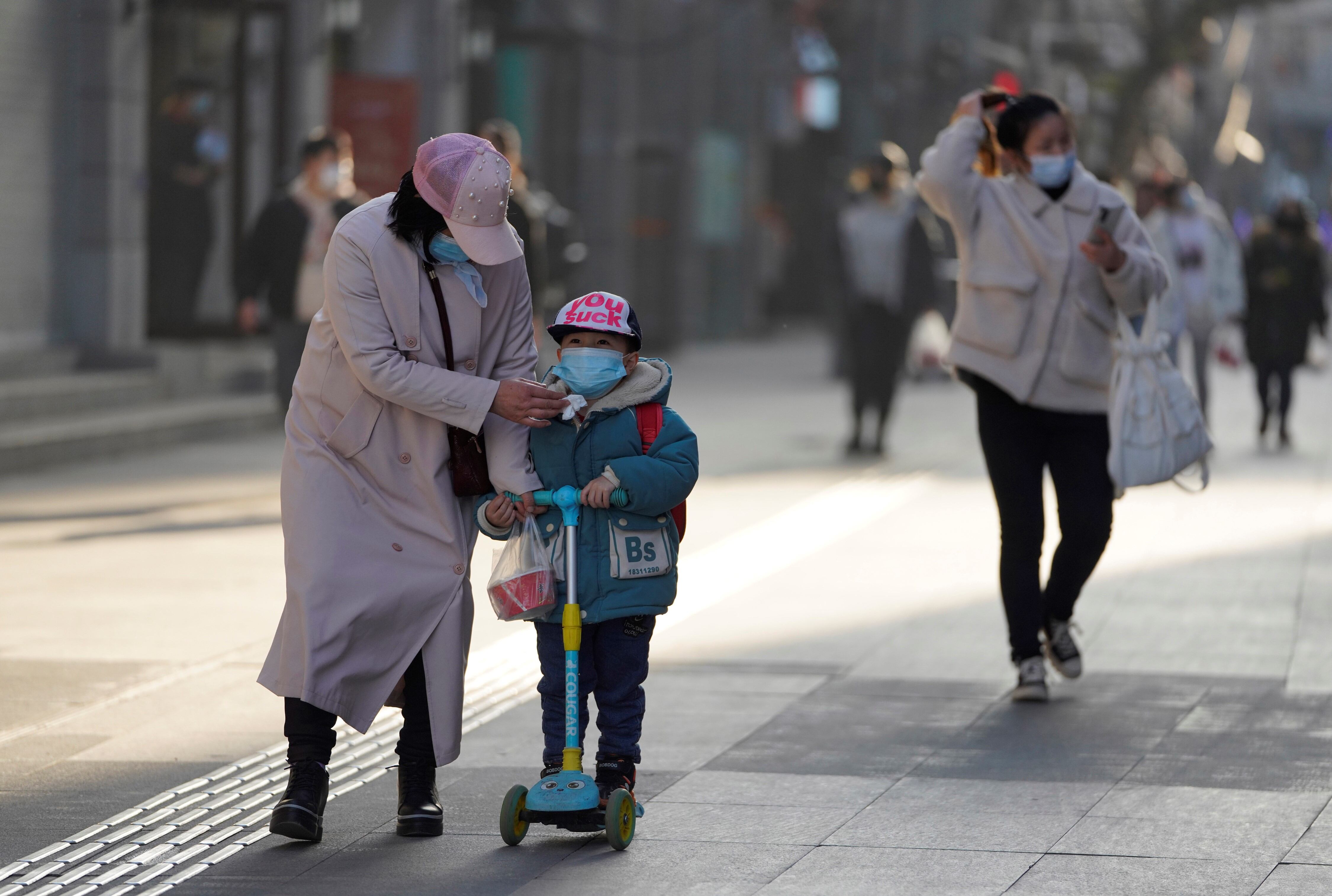 Ciudadanos de Wuhan, provincia china de Hubei, se protegen con mascarillas ante un posible rebrote del coronavirus en el país.