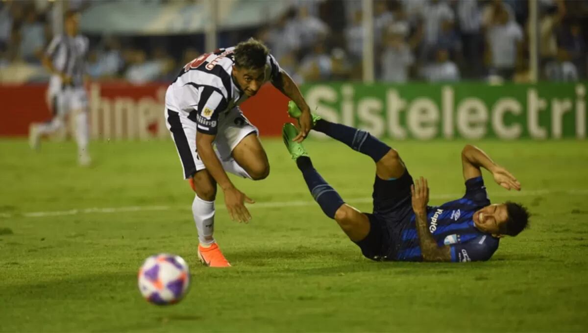 Juan Portillo, en la marca ante un rival de Atlético Tucumán. (Foto publicada por La Gaceta de Tucumán)