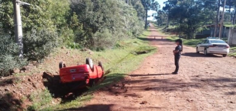 Automovilista salvó su vida tras volcar con su vehículo en San Pedro.