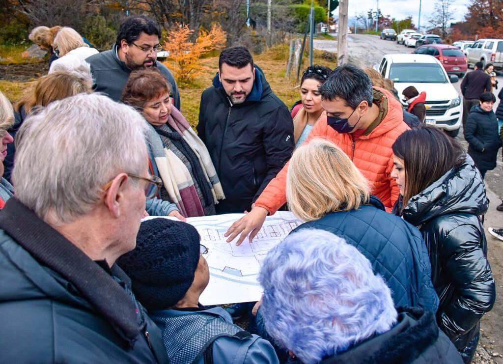 El intendente Walter Vuoto junto a centros de jubilados dió inicio de la obra de la primera Residencia para Adultos Mayores de Ushuaia.