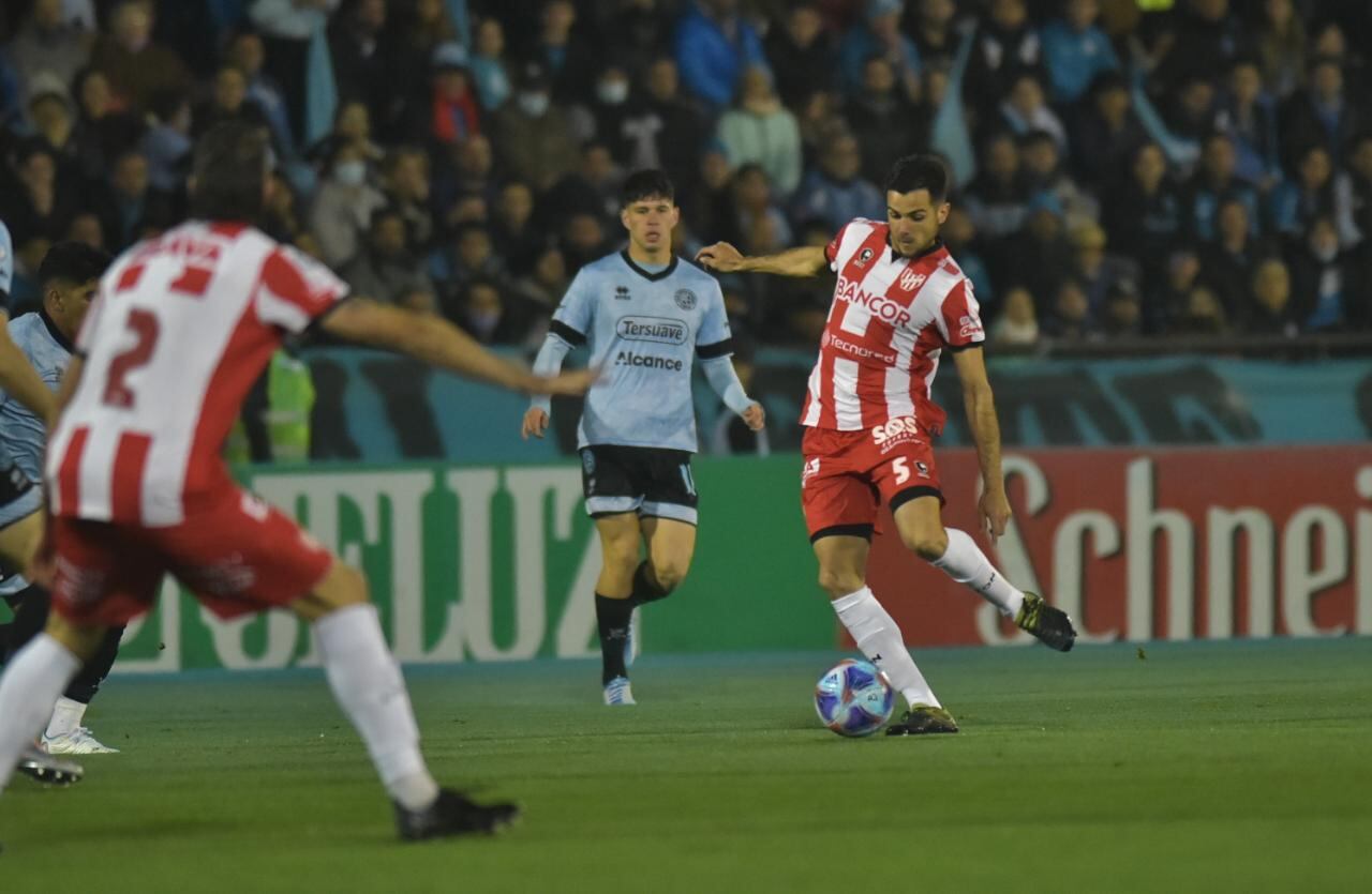 Bochi maniobra iniciando un ataque de Instituto en el clásico ante Belgrano, por la fecha 30 de la Primera Nacional. (Facundo Luque)