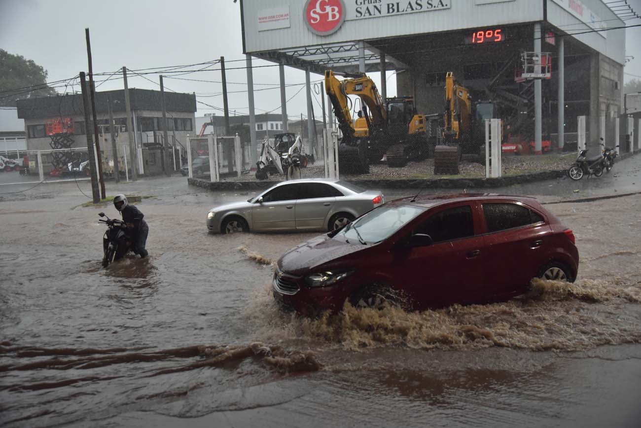 Fuertes lluvias en Córdoba. Varias calles inundadas por el temporal (Facundo Luque / La Voz)