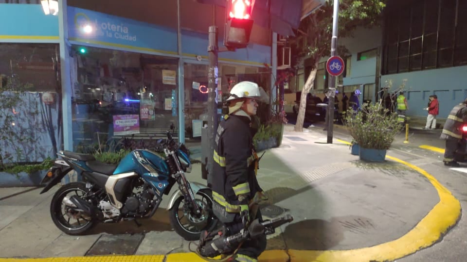 Los bomberos trabajando en el lugar del accidente.