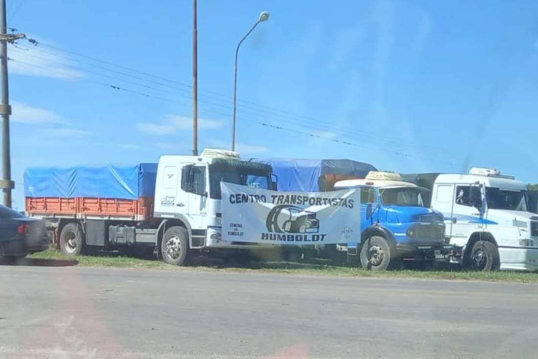 La ruta 70 es uno de los lugares donde los camioneros llevan adelante la protesta para frenar el traslado de granos a los puertos.