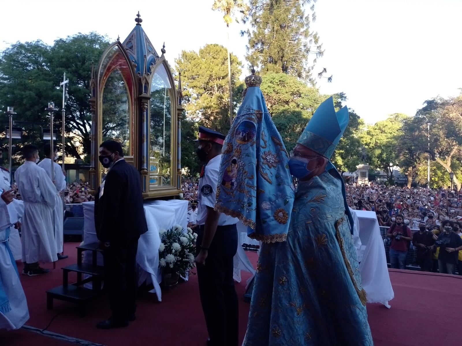 Solemne Bajada de la Sagrada Imagen de la Virgen del Valle desde el Camarín hasta el Paseo de la Fe.