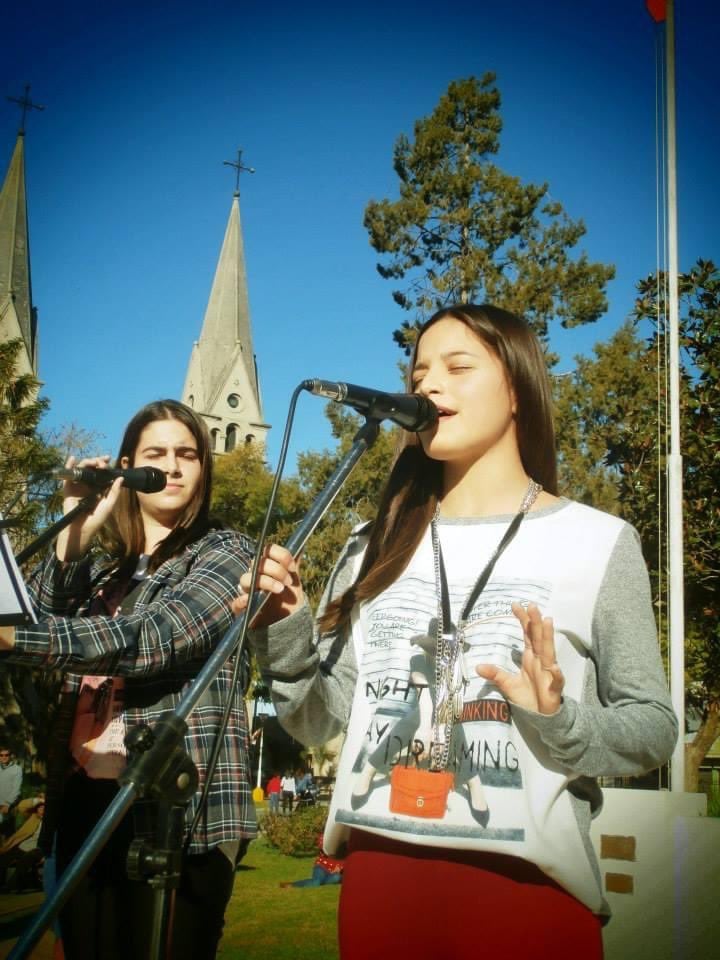 Las fotos inéditas de Emilia Mernes cantando en Nogoyá cuando era chica: así lucía antes de la fama