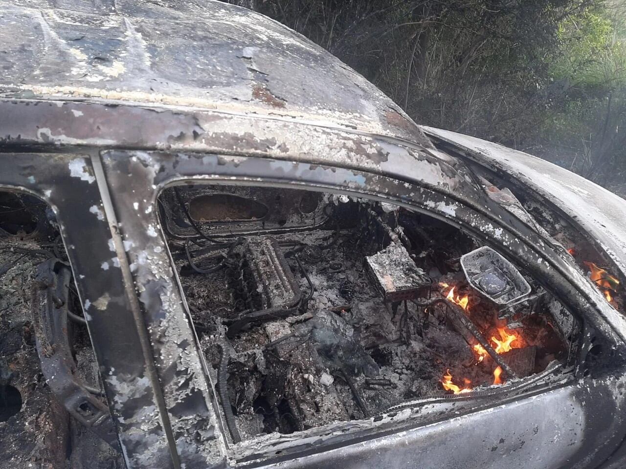 Posadas: hallaron un taxi incendiándose y su conductora está desaparecida.