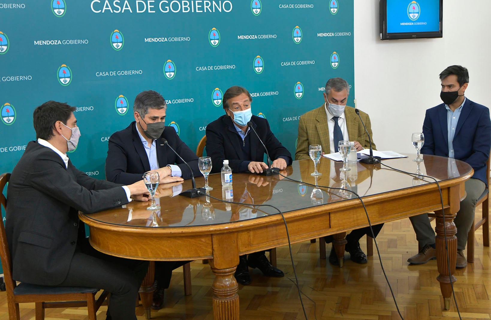 Reunión con autoridades de YPF en Casa de Gobierno. 