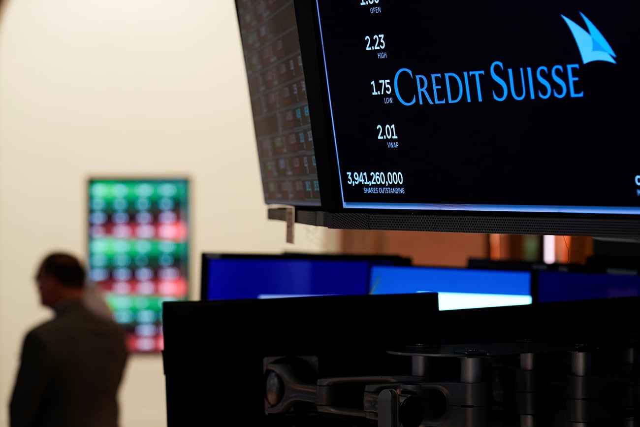 Caos financiero: el Credit Suisse se desploma 30% y toca su mínimo histórico. (AP)