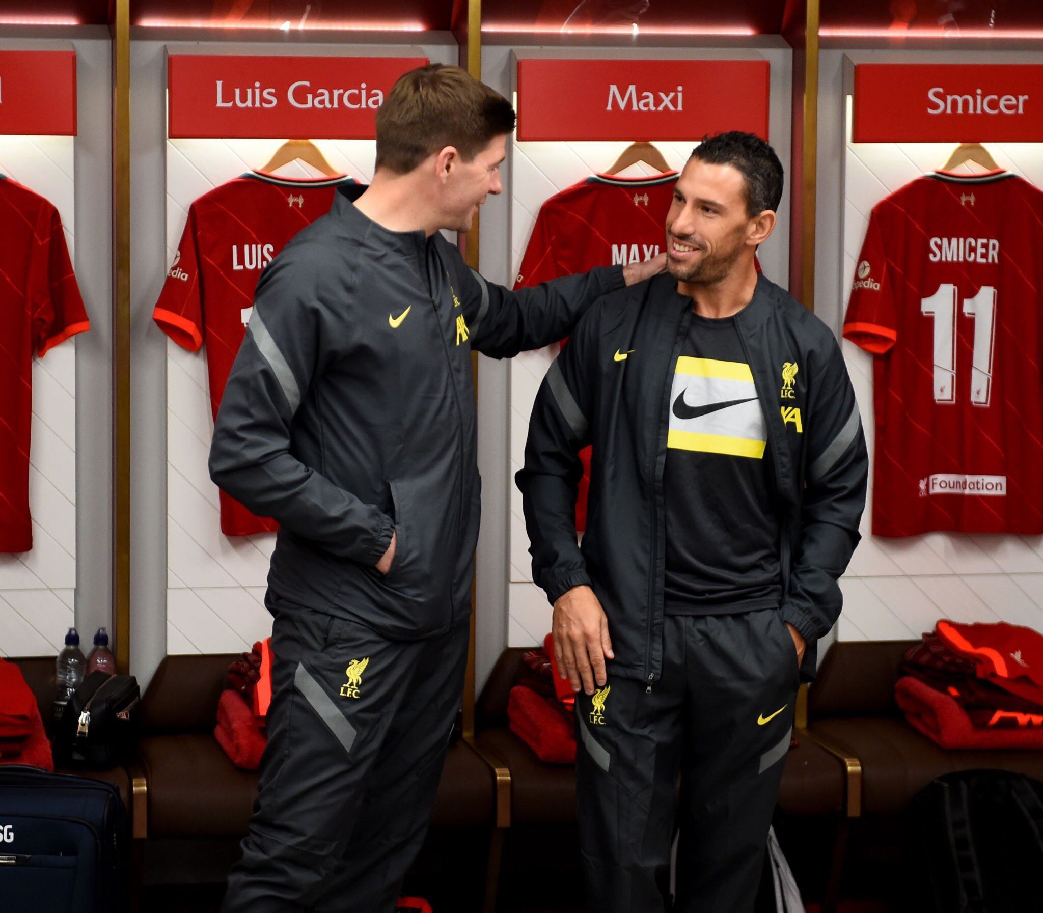 Maxi Rodríguez y Steven Gerrard