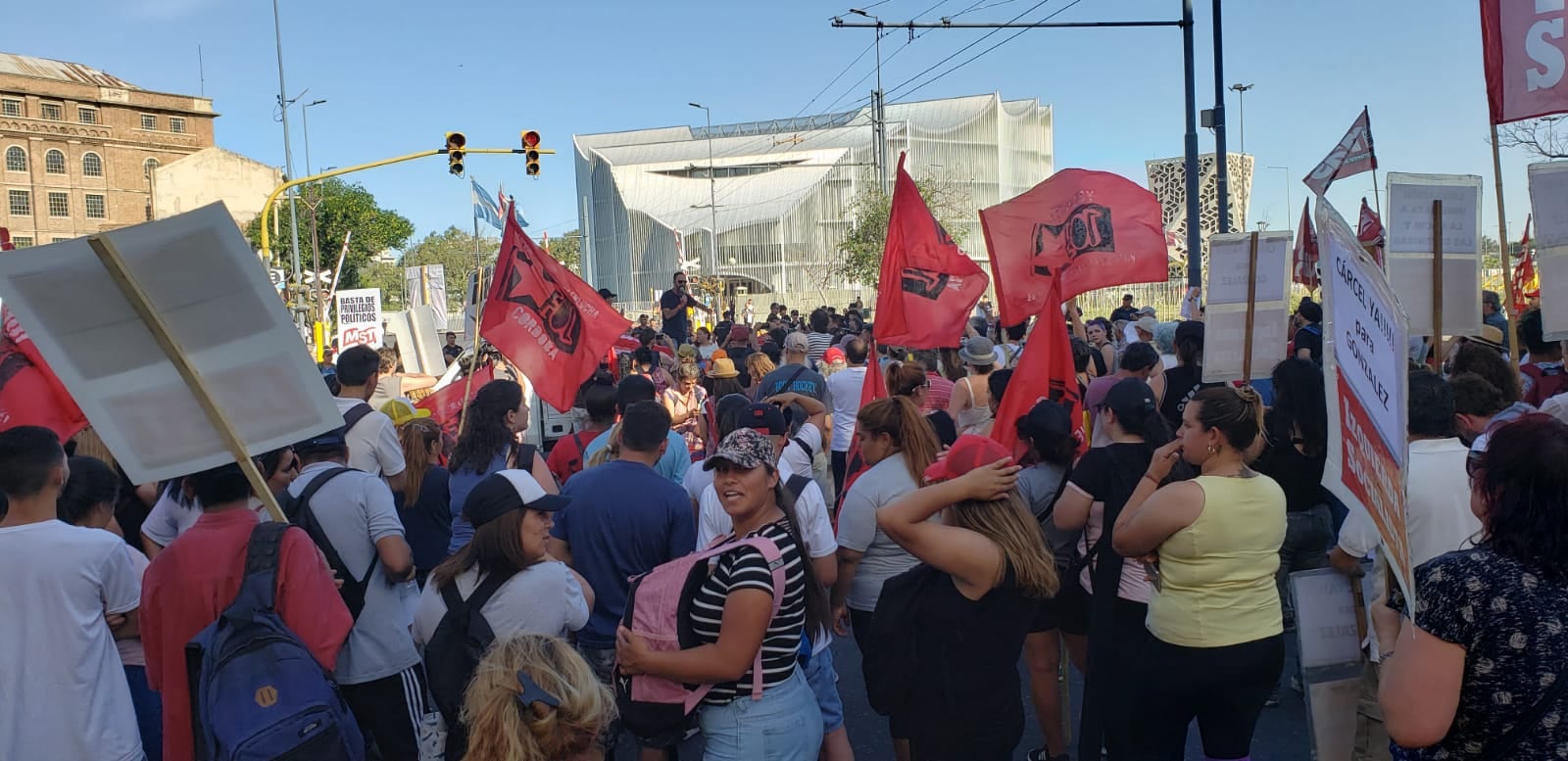 Familiares y amigos de las víctimas de la tragedia de Altas Cumbres marcharon hacia la Unicameral.