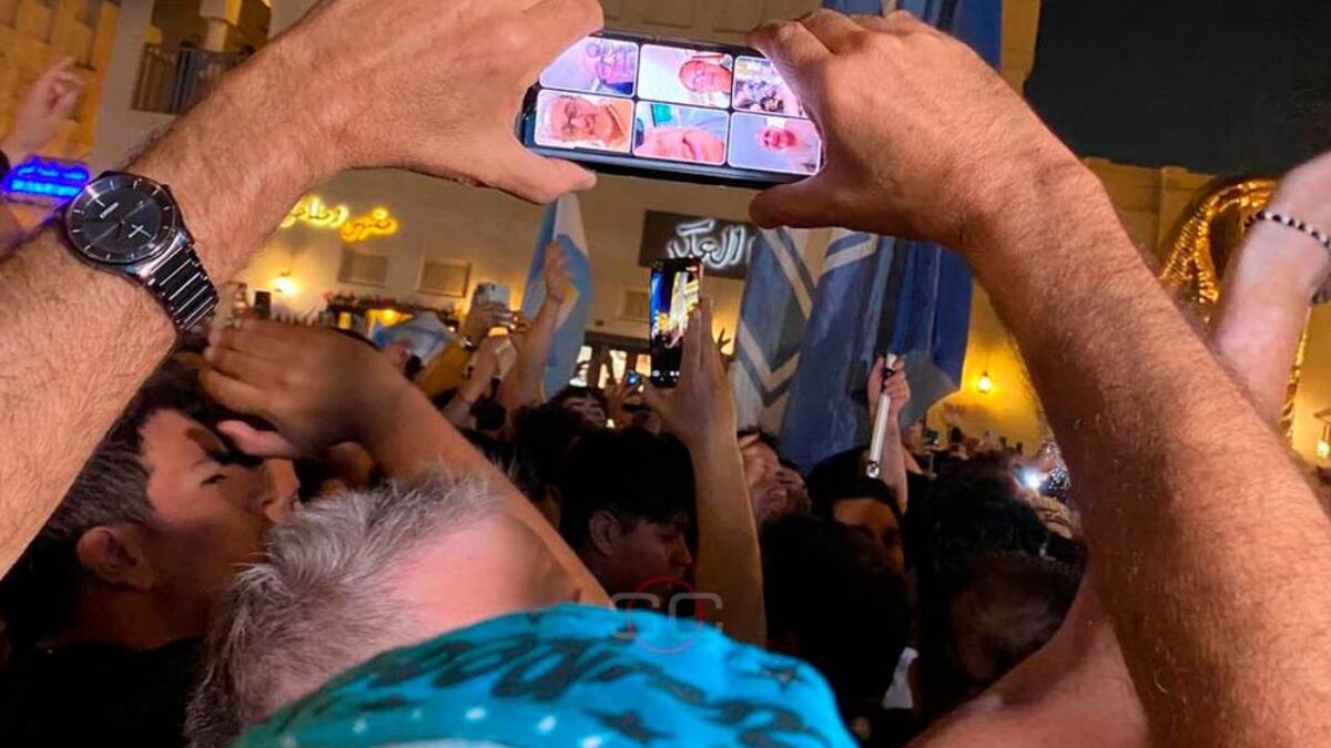 Un cordobés vivió el banderazo argentino en Qatar y llamó a su familia para que lo acompañen