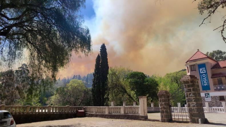 El fuego llego a metros del Hotel Edén