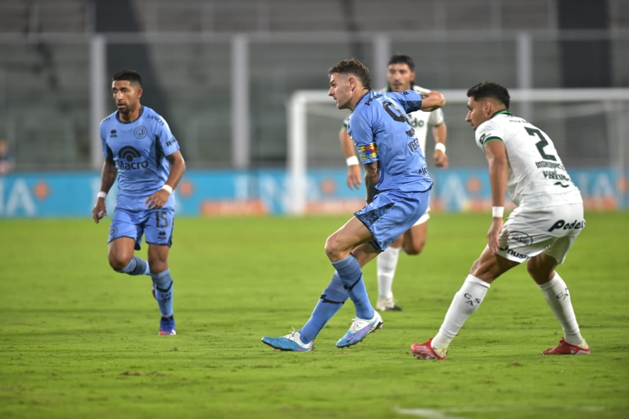 El capitán de Belgrano Pablo Vegetti luchó con los centrales de Sarmiento de Junín en el Kempes. (Javier Ferreyra / La Voz)