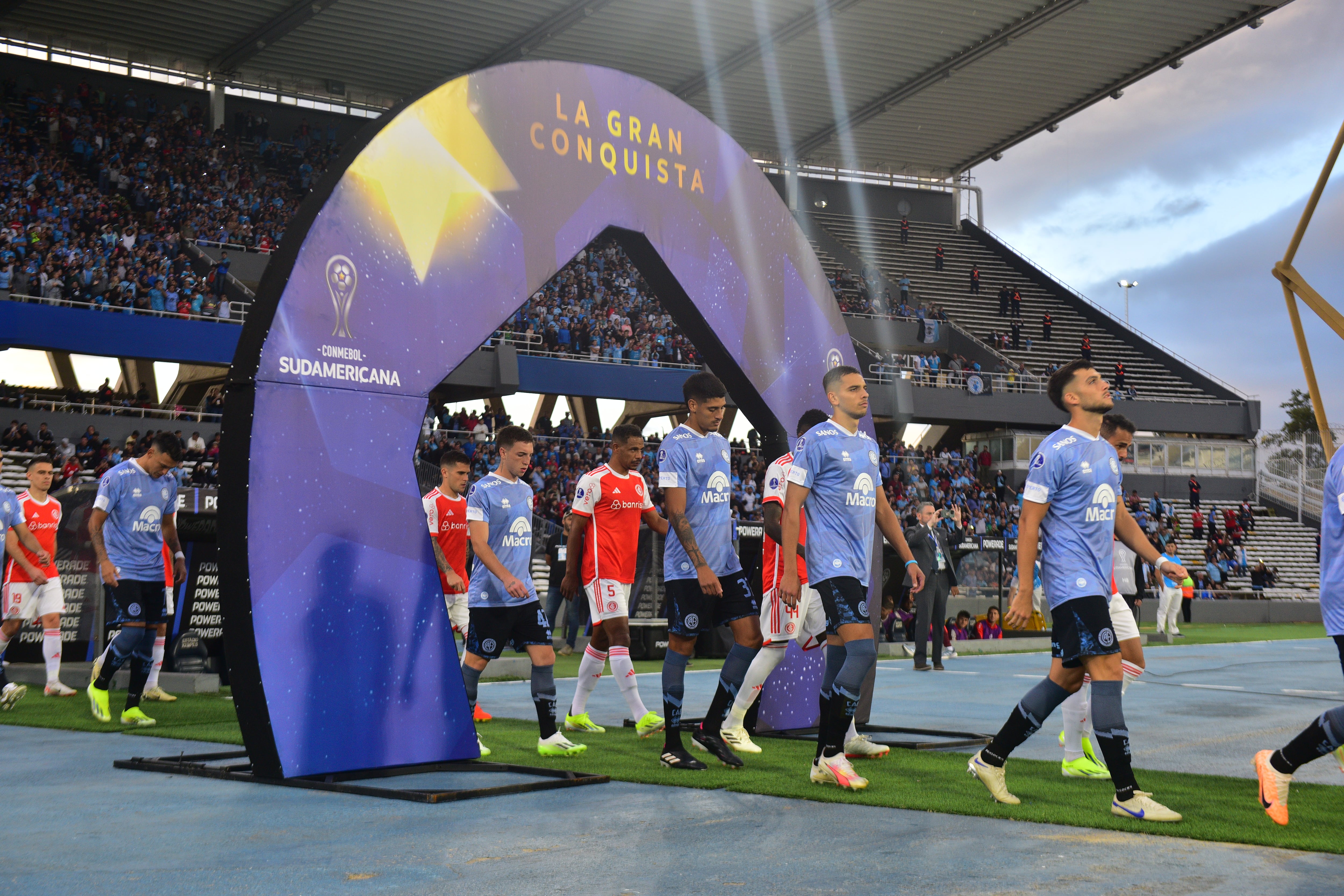 Belgrano e Inter de Brasil, en duelo por Copa Sudamericana, en el Kempes. (José Gabriel Hernández / La Voz)