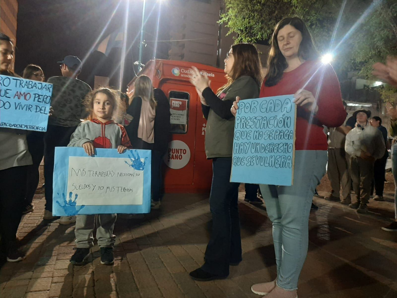 Manifestación de familiares y profesionales en reclamo del pago de las prestaciones por discapacidad en Rafaela