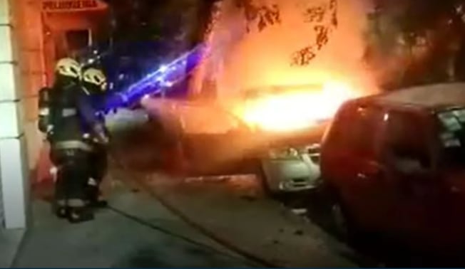 El auto que se prendió fuego en el barrio de Balvanera, con una persona dentro.