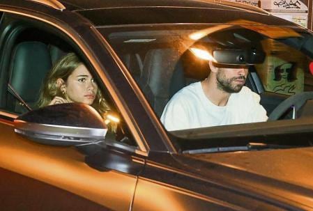 Gerard Piqué y su novia Clara, escapando de la prensa