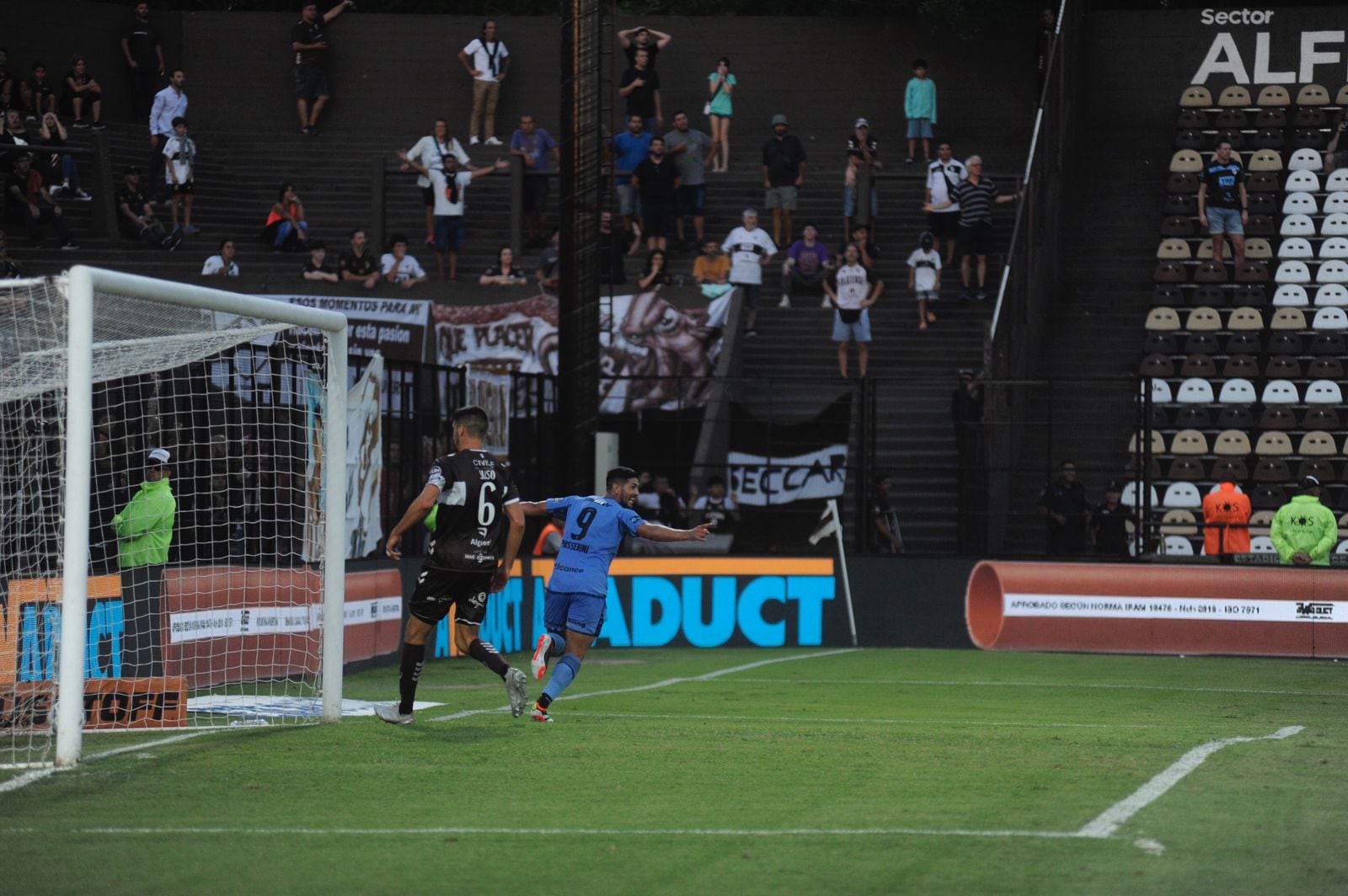 Lucas Passerini celebra su gol para el 1-0 de Belgrano sobre Platense, en Vicente López, por Copa de la Liga 2024. (Federico López Claro / La Voz)