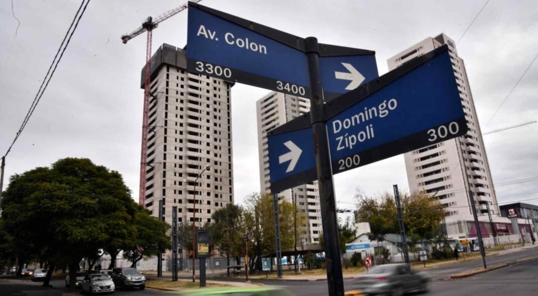 Problemas de siempre. Vecinos y comerciantes de avenida Colón, en la Ciudad de Córdoba, afirman que los robos contra coches, ya sea detenidos en semáforos o estacionados, son un problema desde hace años. (Pedro Castillo)