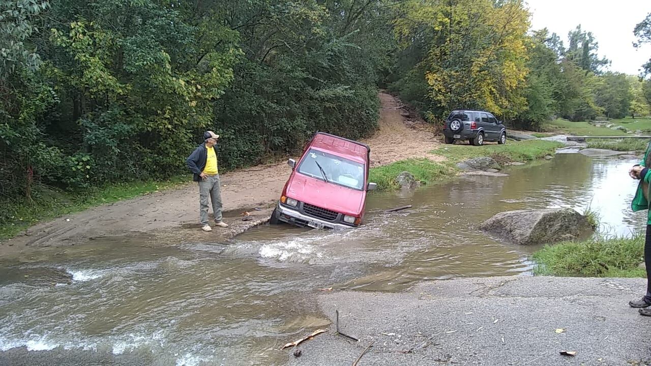 Los motivos se desconocen, pero parte del vehículo quedó en el agua.