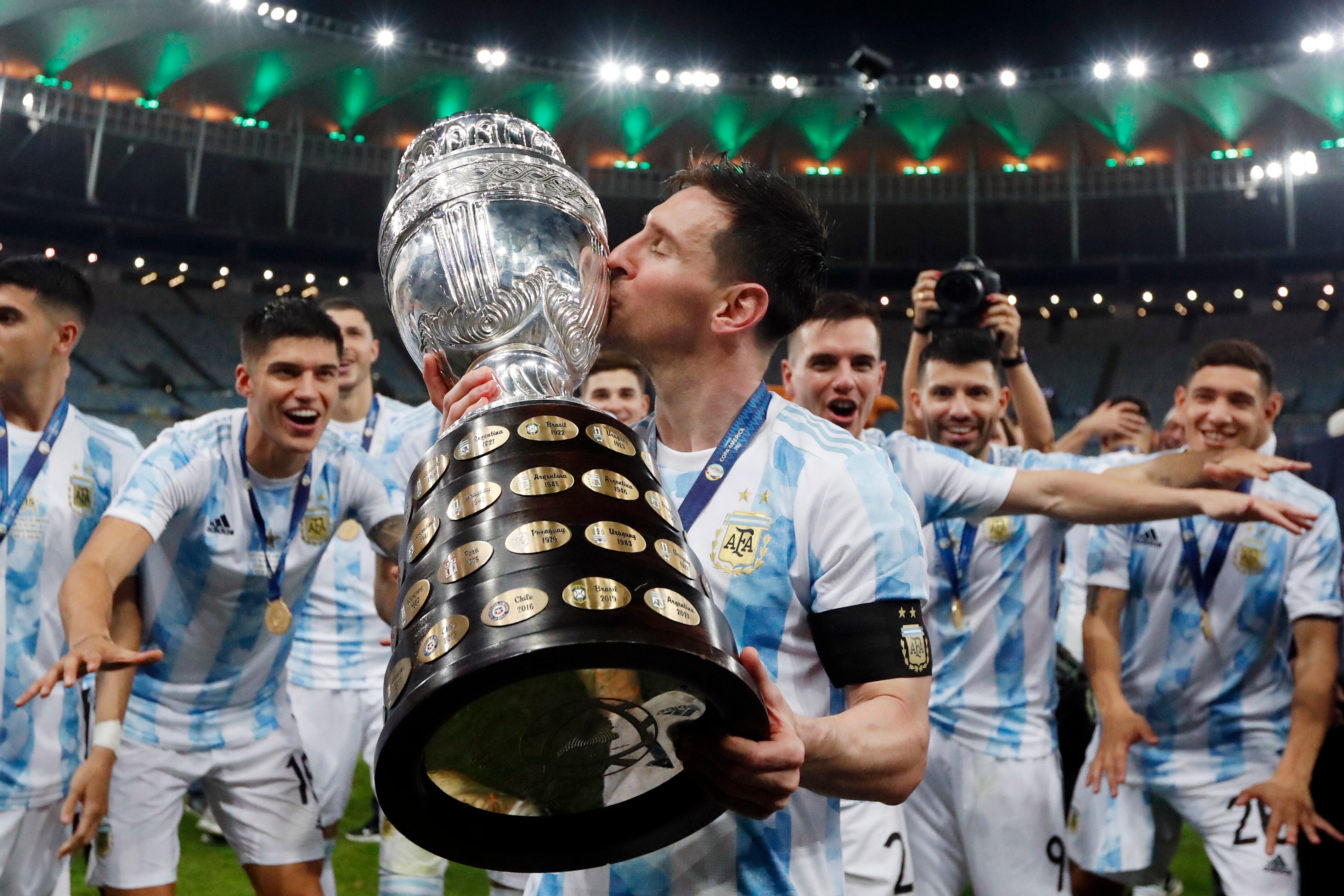 ARCHIVO - El atacante argentino Lionel Messi besa el trofeo de la Copa América tras la victoria 1-0 ante Brasil en la final, el 10 de julio de 2021, en el estadio Maracaná de Río de Janeiro. (AP Foto/Bruna Prado)