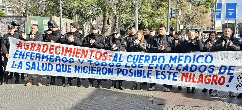 Familiares y compañeros de Gabriel Sanabria hicieron un abrazo simbólico en el HECA.