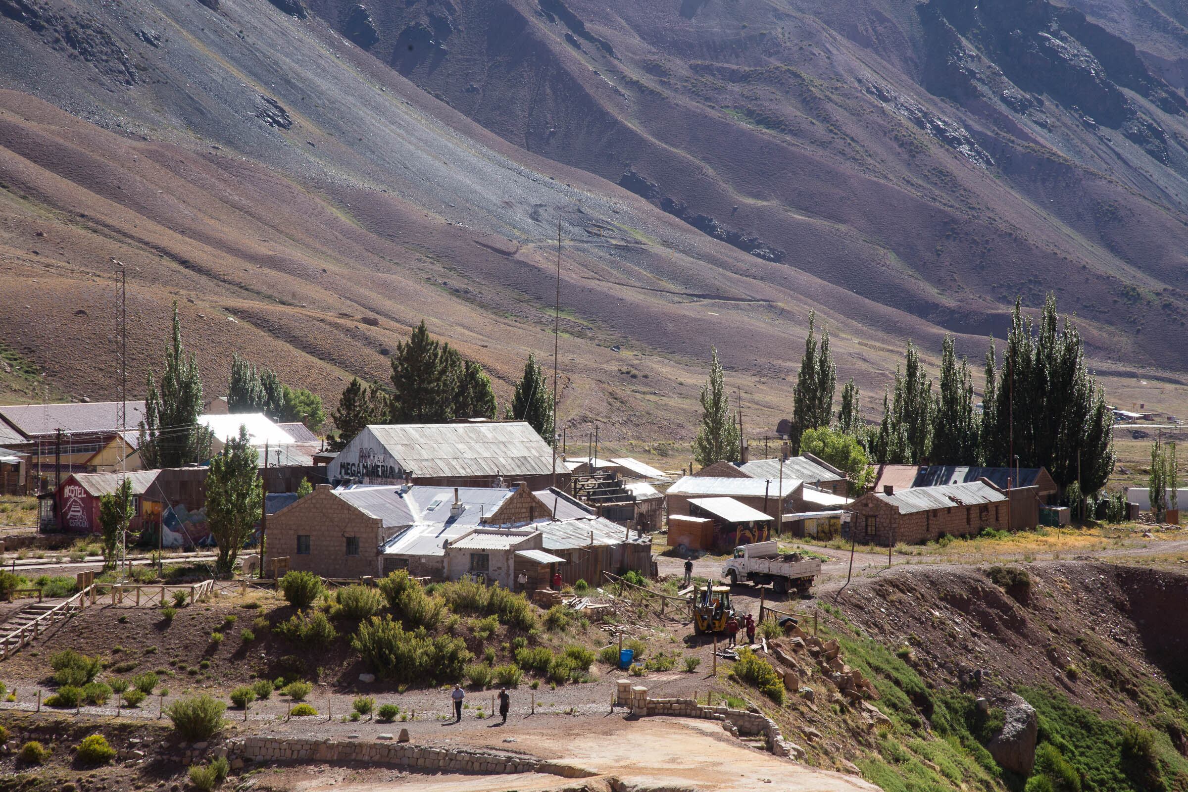 Limpieza de Puente del Inca en Mendoza.