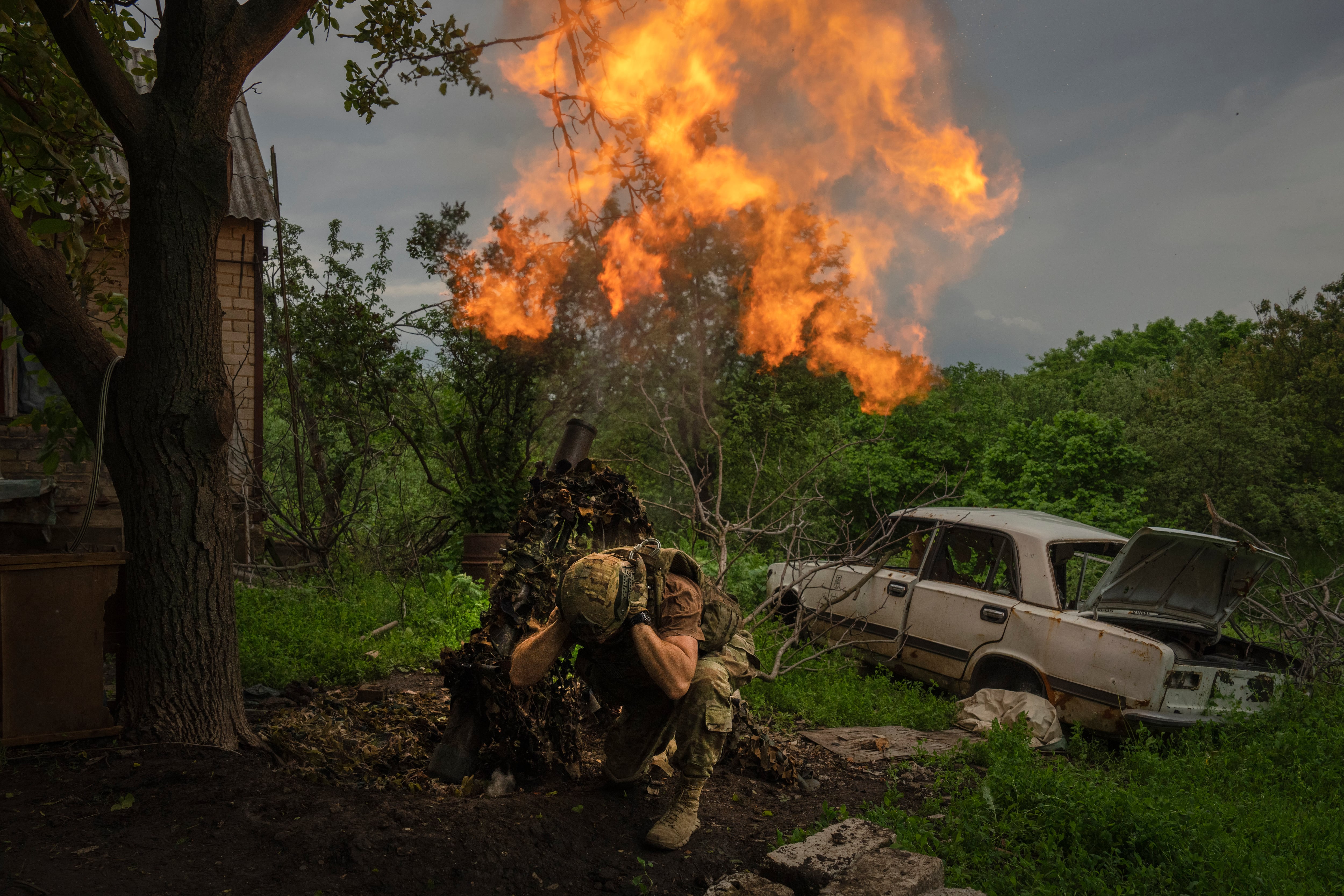 Un soldado ucraniano dispara un mortero contra posiciones rusas en la línea del frente cerca de Bajmut, región de Donetsk, Ucrania, el domingo 28 de mayo de 2023. Foto: AP / Efrem Lukatsky.